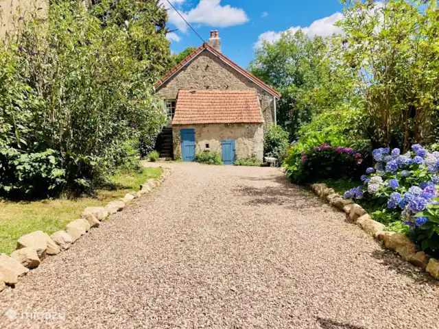 La Maison Blin | France, Nièvre, Brassy - maison de vacances Allée à la maison.