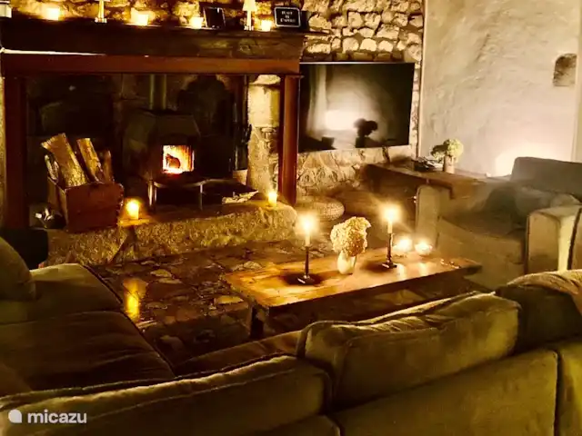 La Maison Blin | France, Nièvre, Brassy - maison de vacances Séjour, canapé 8 places, écran cinéma avec Netflix, Prime, Disney et poêle à bois.