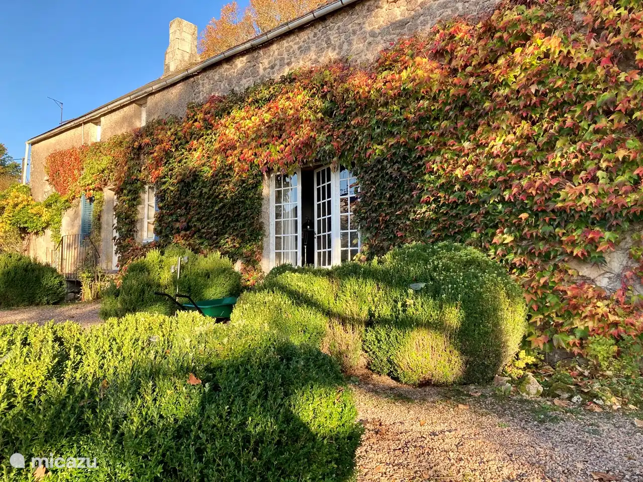 Casa con terraza en otoño.
