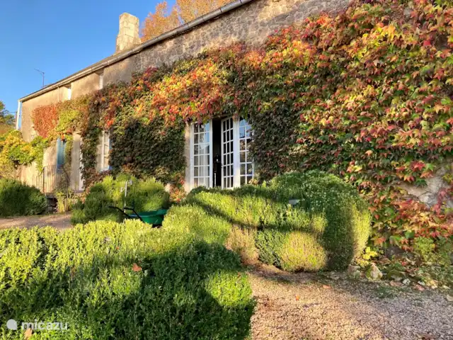 La Maison Blin | France, Nièvre, Brassy - maison de vacances Maison côté terrasse en automne.