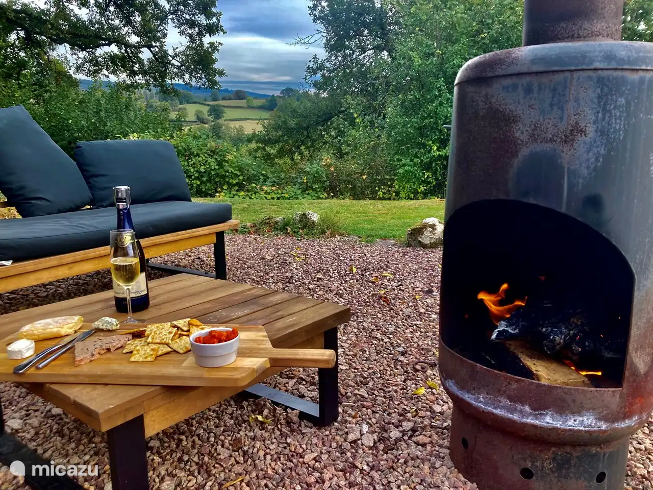 Sofá lounge al aire libre con chimenea exterior (y brasero)