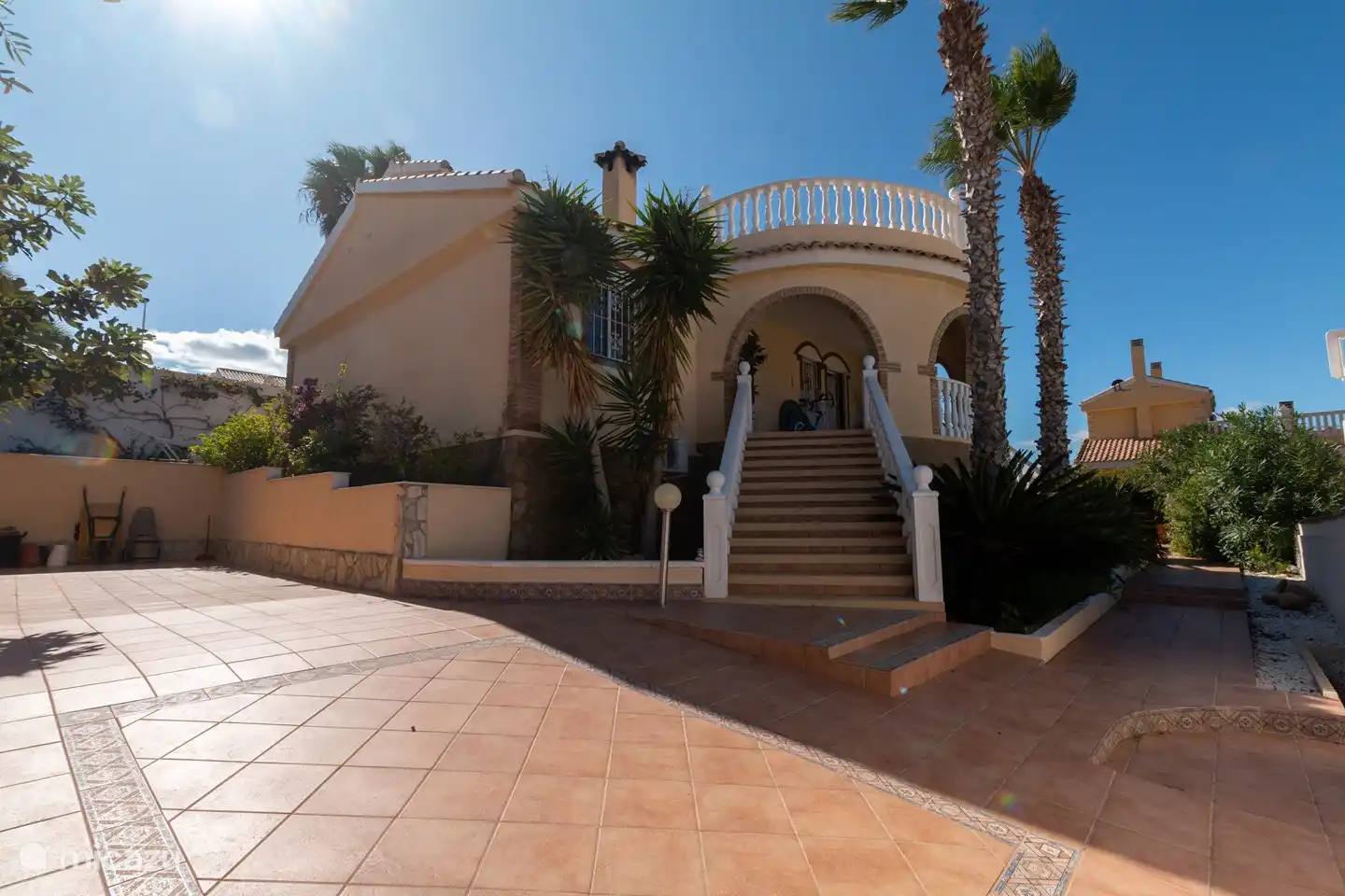 Seitenansicht mit Parkplatz