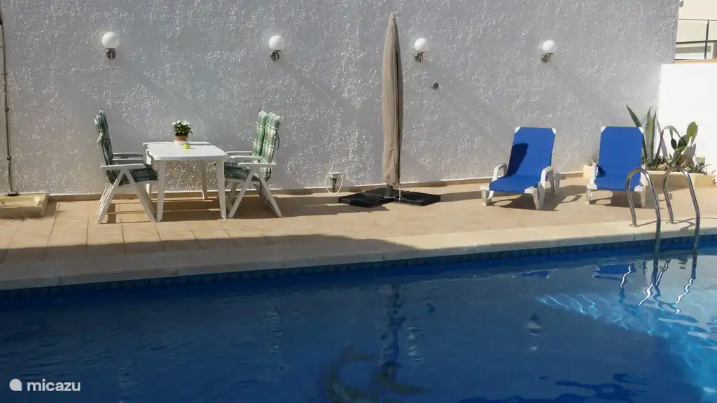 Schwimmbad mit Sonnenterrasse