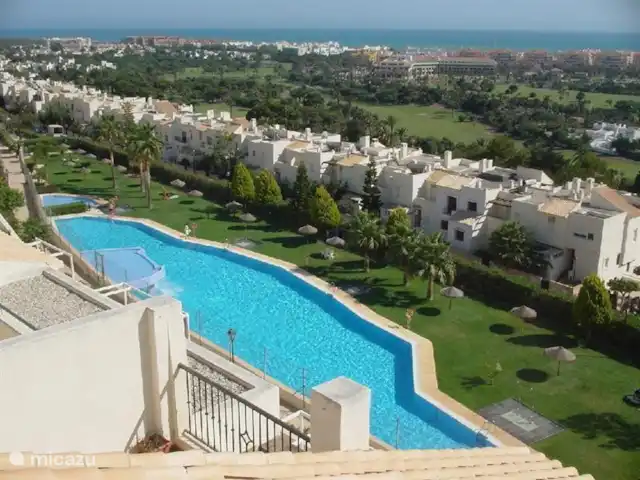 Maison, Villa bella vista | Espagne, Costa de Almeria, Almerimar - maison de vacances La grande piscine du quartier résidentiel La Ladera del Golf et la belle vue de ce quartier résidentiel.