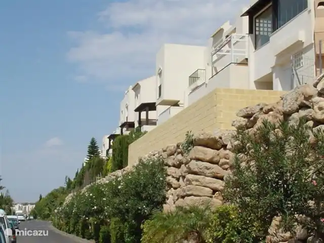 Maison, Villa bella vista | Espagne, Costa de Almeria, Almerimar - maison de vacances En regardant vers les maisons de la résidence La Ladera del Golf depuis la rue Mesana.