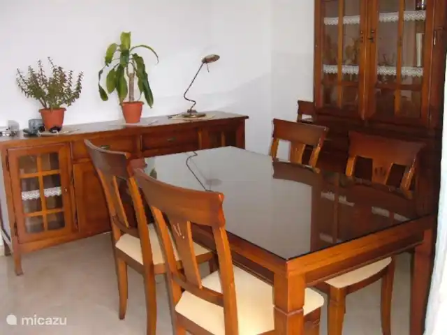 Maison, Villa bella vista | Espagne, Costa de Almeria, Almerimar - maison de vacances La table à manger dans une partie du salon.