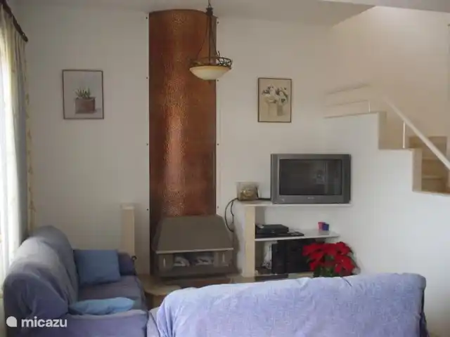 Maison, Villa bella vista | Espagne, Costa de Almeria, Almerimar - maison de vacances Coin télévision avec chaînes néerlandaises par satellite (SAT1) et escalier menant au premier étage.