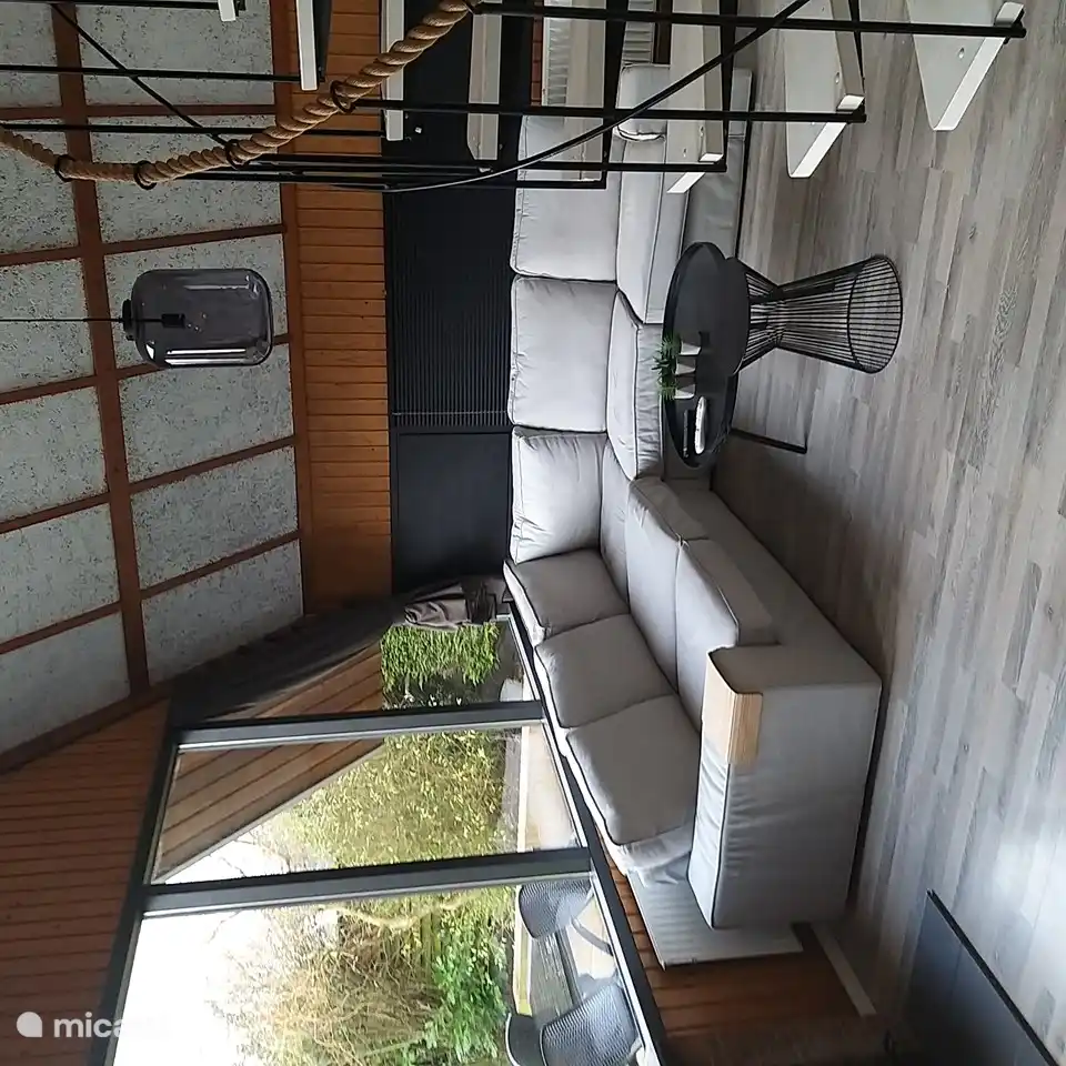 Geräumiges Wohnzimmer mit Blick auf den nach Süden ausgerichteten Garten