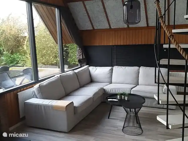 vakantiehuis huren in Nederland, Noord-Holland, Opmeer – Op meer Ruime woonkamer met uitzicht op tuin op het zuiden