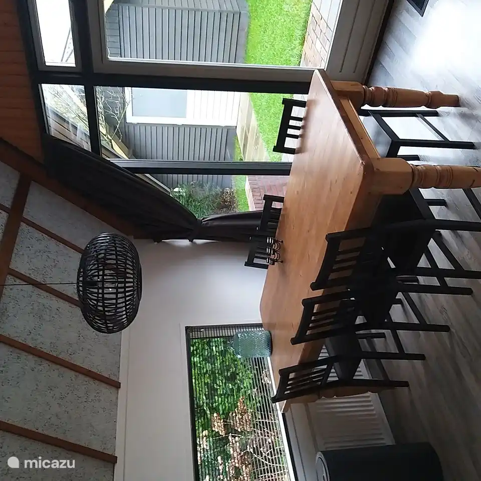 Geräumiger Esstisch mit sechs Stühlen