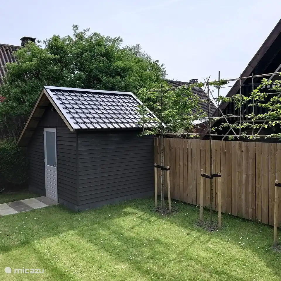 Schöner Garten mit Schuppen
