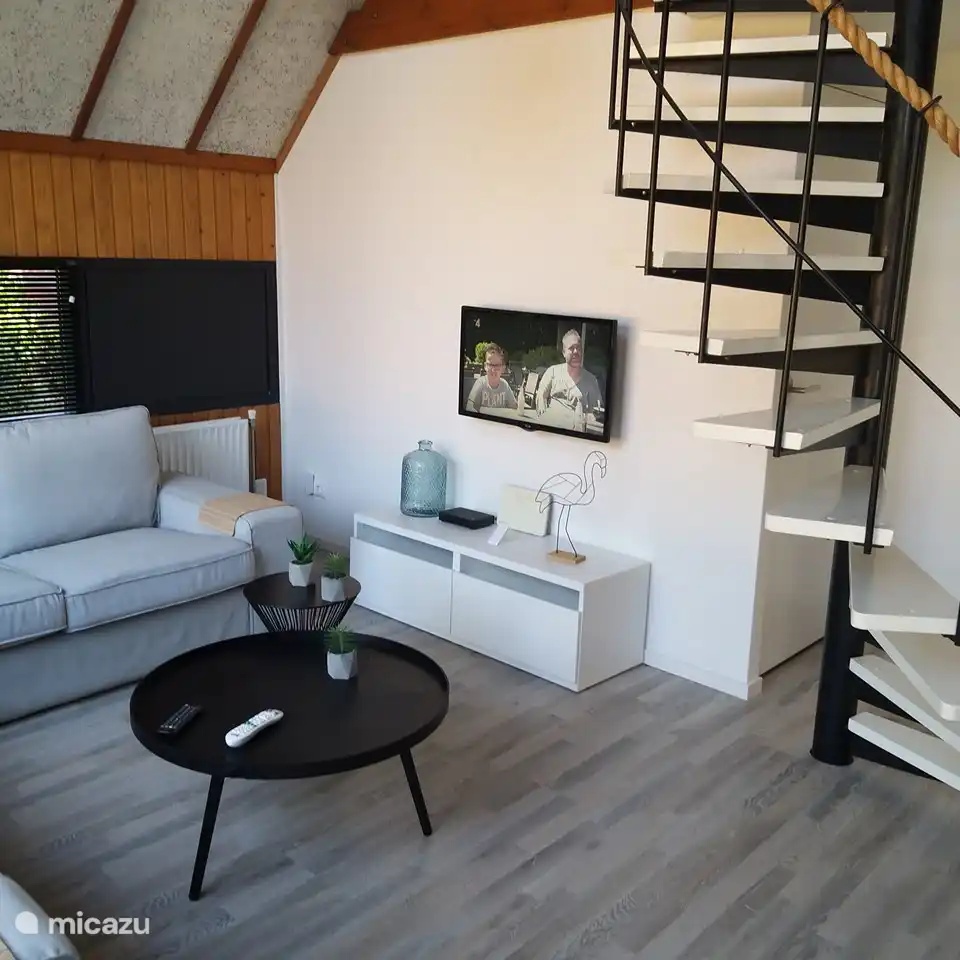 Wohnzimmer mit geräumigem Ecksofa