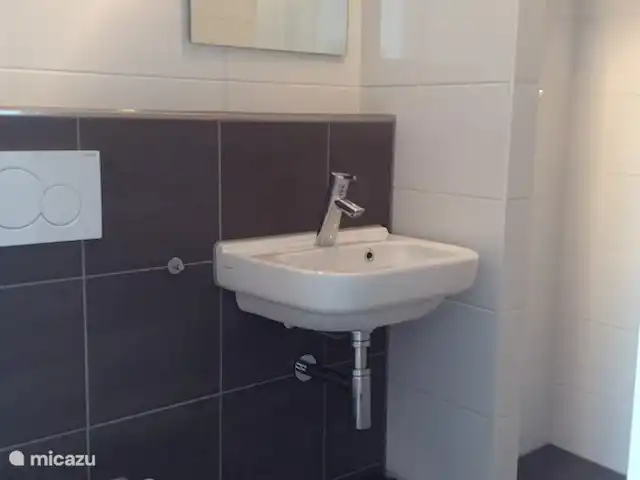 vakantiehuis huren in Nederland, Noord-Holland, Opmeer – Op meer Badkamer met wastafel en toilet