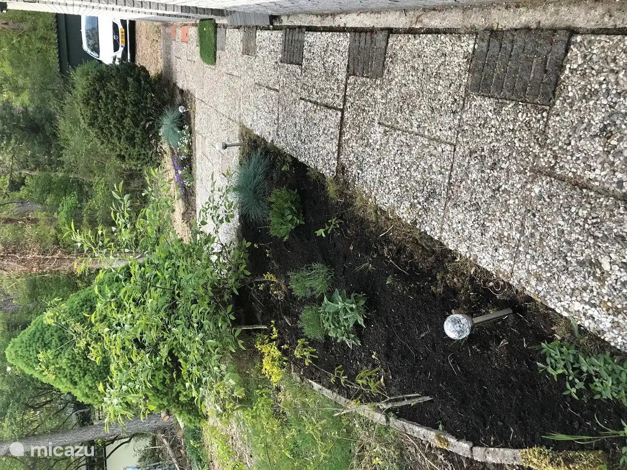 Weg zur privaten Garage (mit Vorhängeschloss), wo Sie bei Bedarf Ihr Auto und/oder Fahrräder abstellen können.