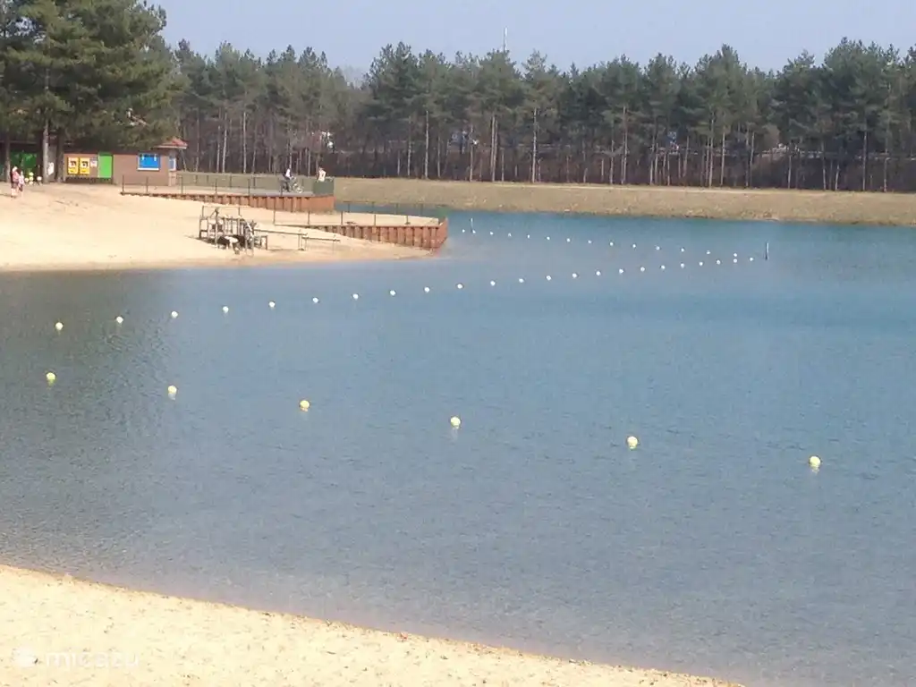 Der Zandenplas ist zu Fuß und mit dem Fahrrad schnell erreichbar.Sehr kinderfreundlich und komplett ausgestattet, inkl. Spielgeräte, Dusche, Wasser, Kiosk, Erste Hilfe etc.