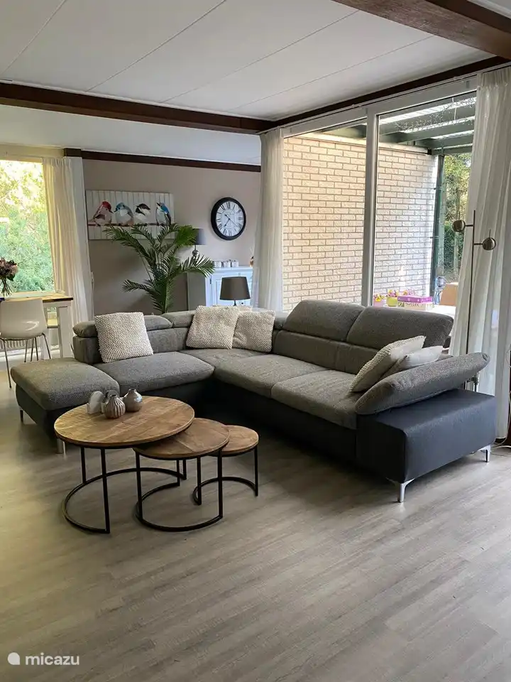 Modernes Wohnzimmer mit schönem Sofa