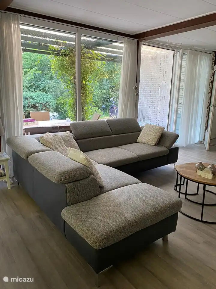 Blick auf die Terrasse vom Wohnzimmer.