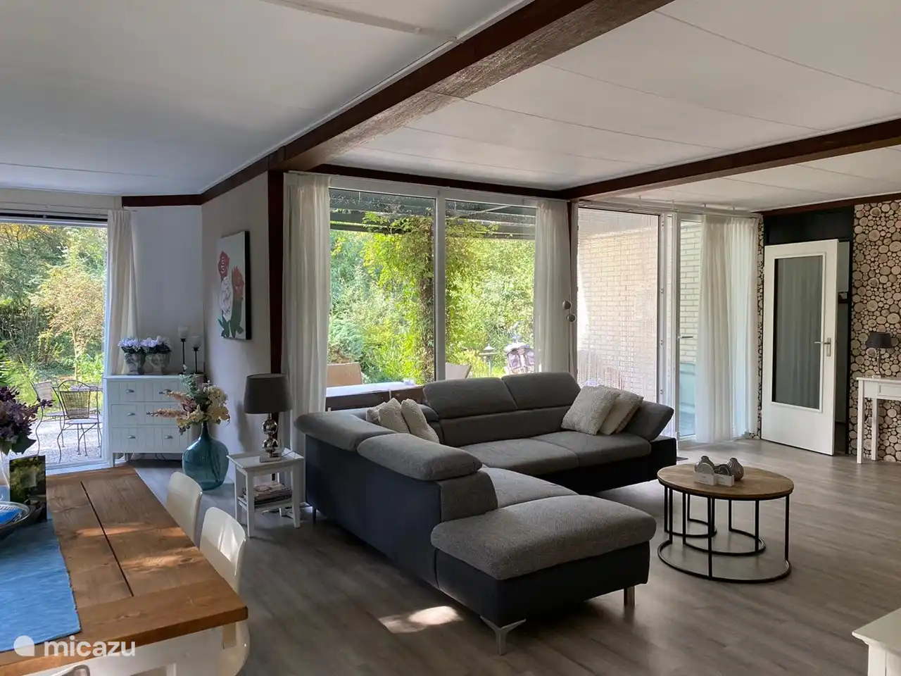 schönes geräumiges zimmer mit viel licht