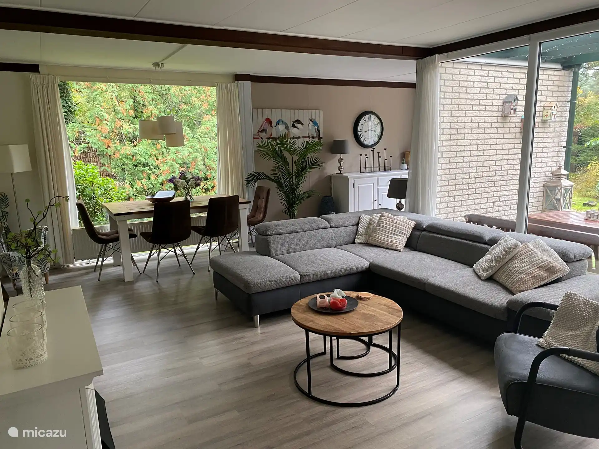 Schönes großes und großes gemütliches Wohnzimmer. Schöner Essbereich mit hochwertigen Stühlen 