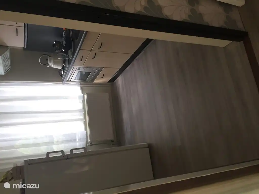 moderne Küche mit Mikrowelle, Wasserkocher, Kaffeemaschine, Kühlschrank mit Gefrierfach