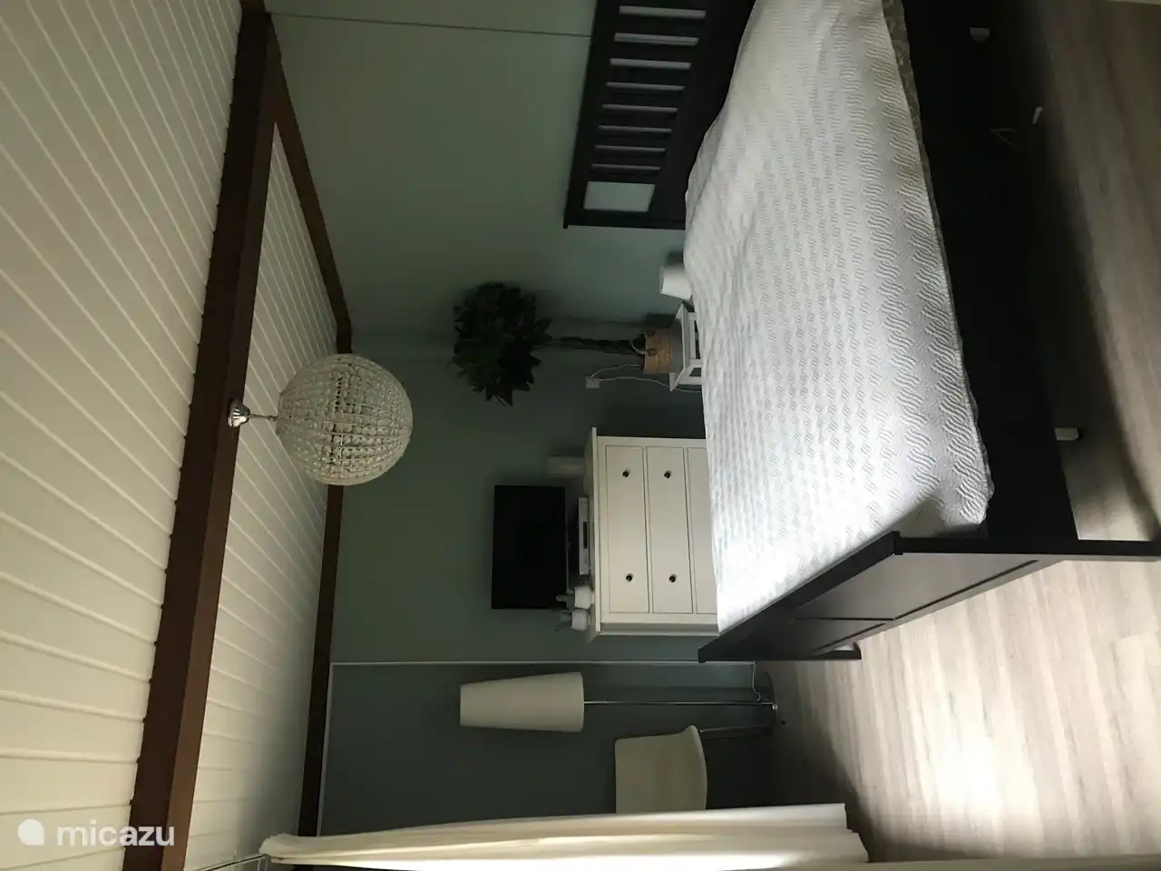 Gemütliches großes Schlafzimmer mit Qualitätsmatratzen 90/200 cm. Extra TV vorhanden. Matratzen sind zwar verstellbar