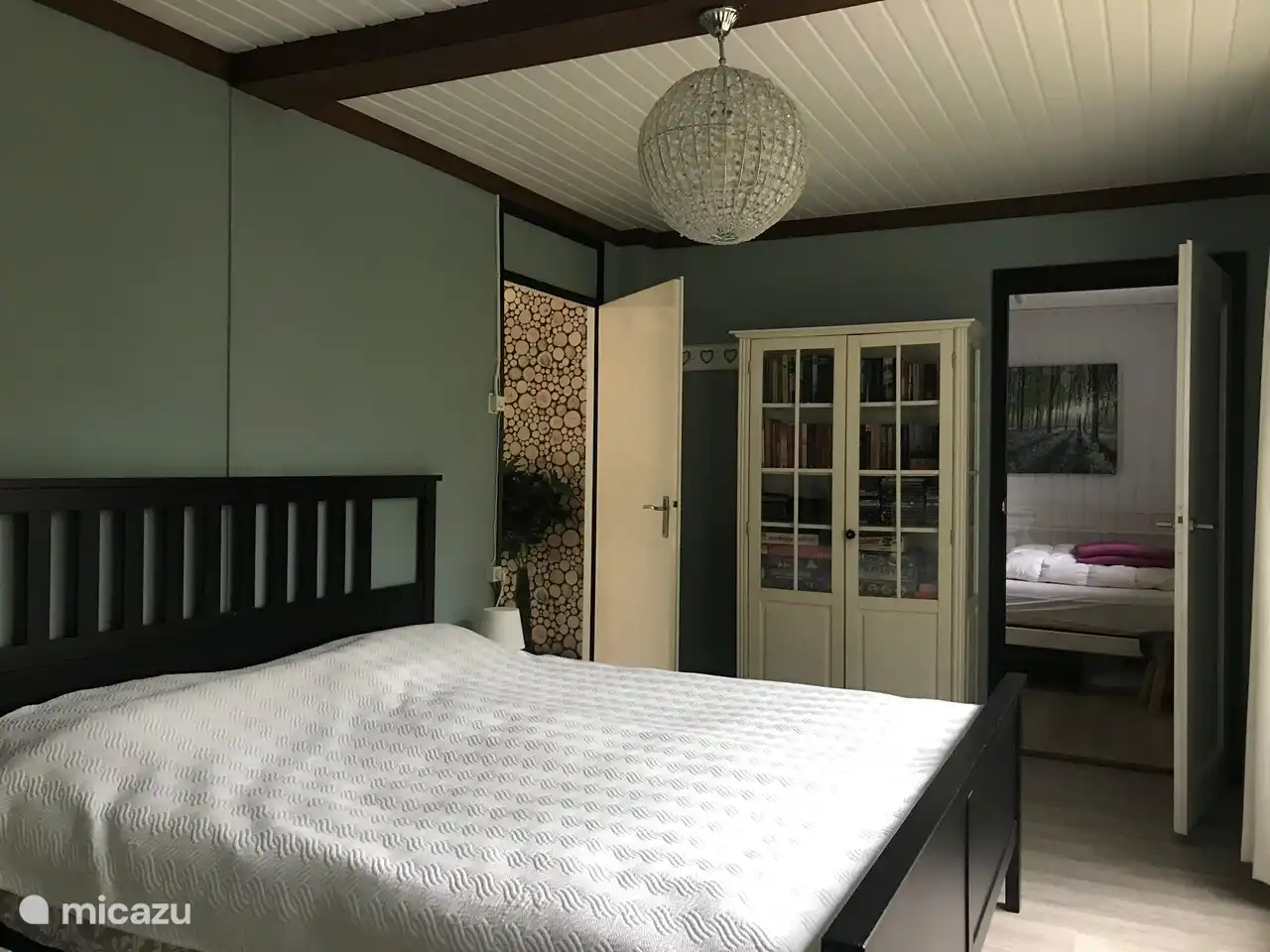 Großes modernes Schlafzimmer mit 2 Einzelmatratzen (90/200) und Bettdecken. Evt. Doppelbettdecke ist ebenfalls erhältlich. zusätzliche Bettdecken/Decken befinden sich bei Bedarf im Schrank und zusätzliche Kopfkissen.Betten sind alle am Rücken- oder Fußende verstellbar