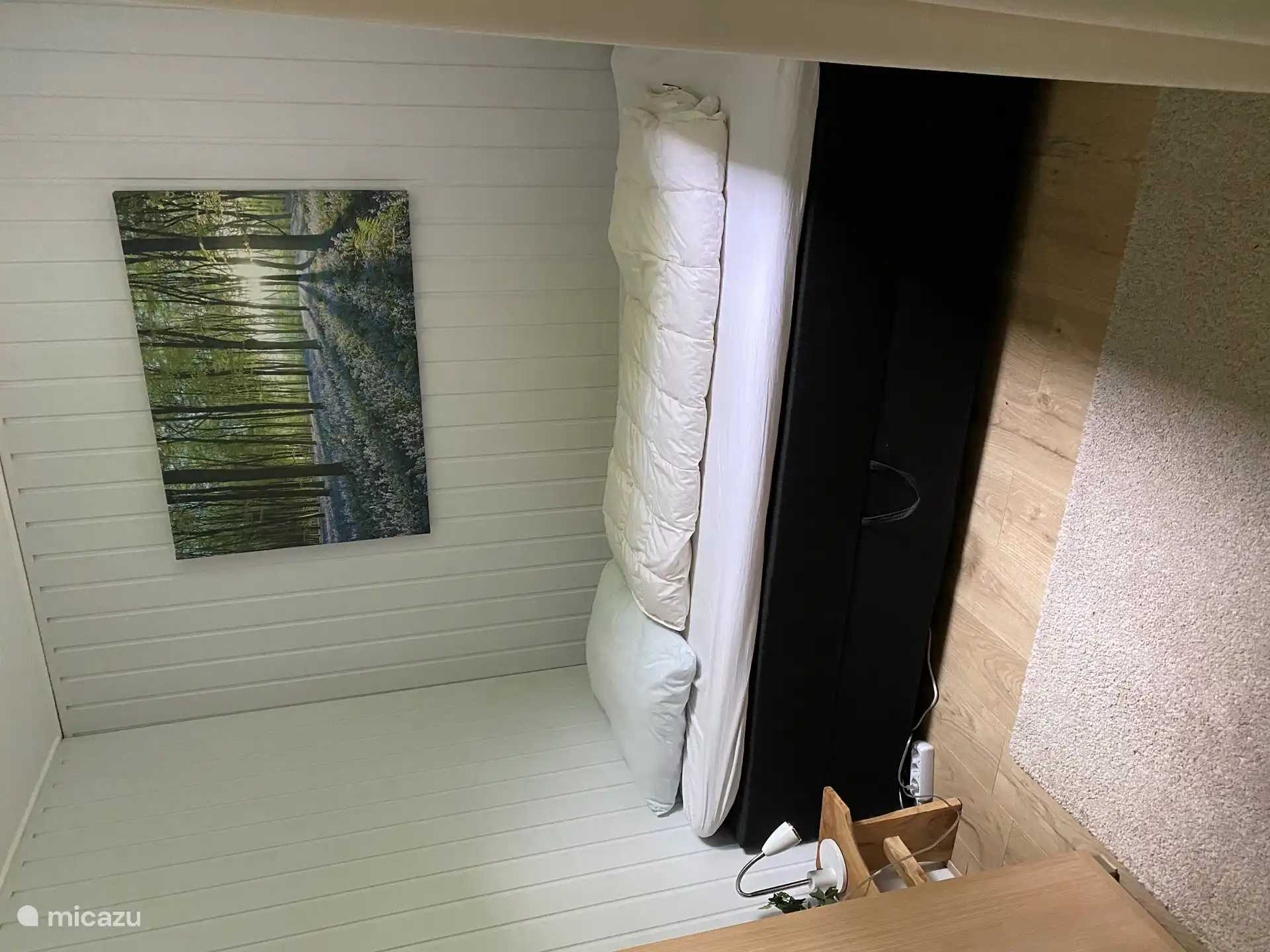 1-Personen-Schlafzimmer, mit seit April 2024 neuem Boxspringbett mit Schublade, in der sich Ersatz- oder zusätzliche Bettdecken / Decken befinden.