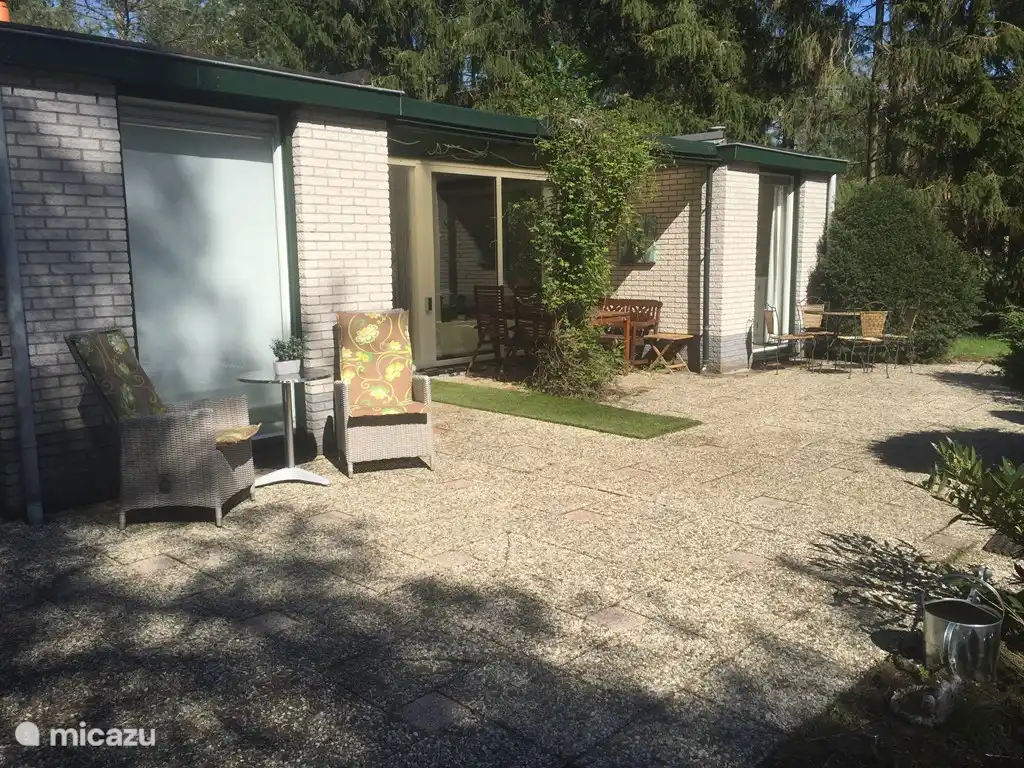 Schöne große Terrasse mit verschiedenen Sitzmöglichkeiten