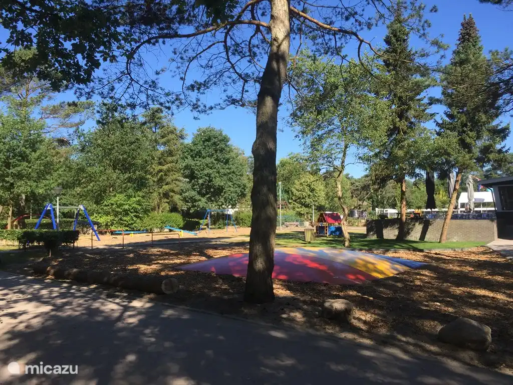 neu: Kinderhüpfburg und neuer sicherer kinderfreundlicher Spielplatz