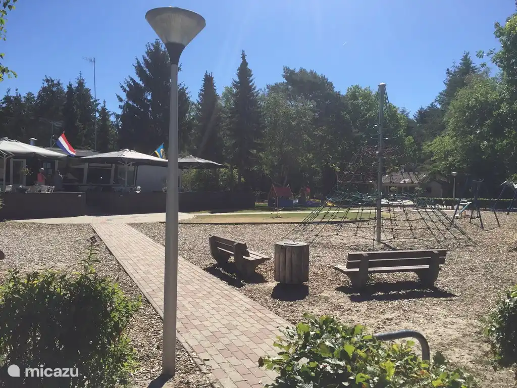 Kantine mit Spielplatz u.a. vor Klettergerüst