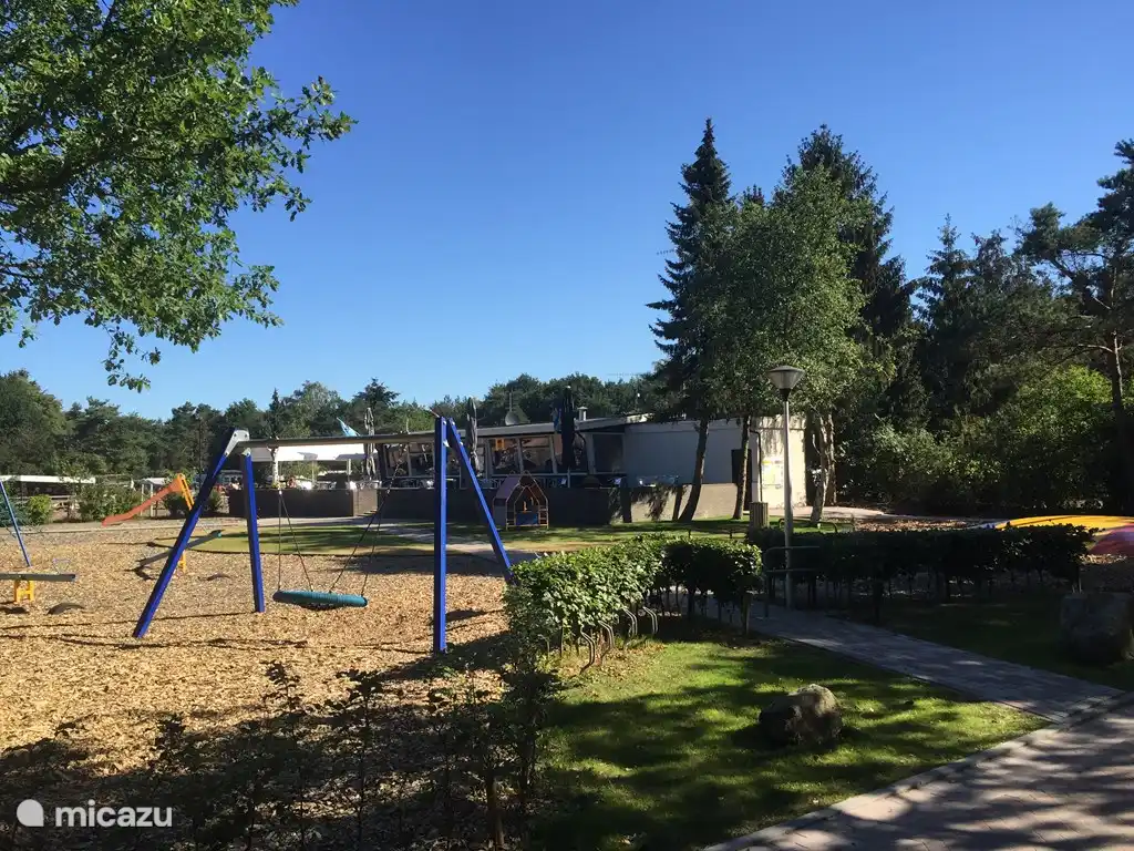 Kinderspielplatz mit Hüpfburg, Tischtennisplatte, Volleyballfeld etc etc.