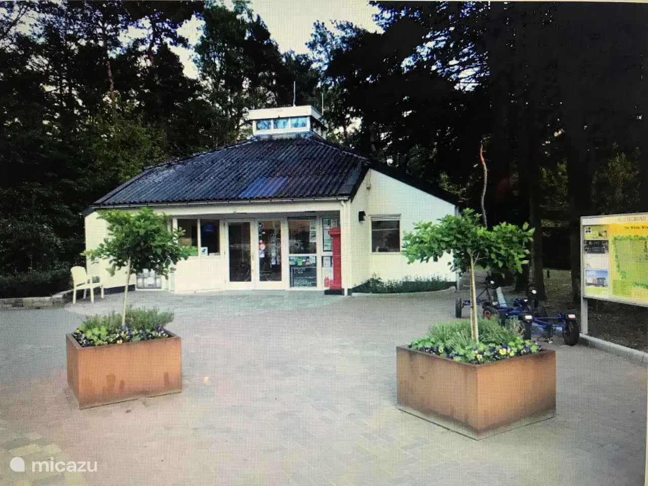 Empfangsgebäude, in dem Sie sich bei Ihrer Ankunft zur Schlüsselübergabe melden müssen. Bei der Abreise (sofern die Rezeption geschlossen ist) werfen Sie den Schlüssel in den roten Briefkasten. Wenn die Rezeption bei Ihrer Ankunft geschlossen ist, liegt der Schlüssel für B134 + Willkommenspaket immer im Briefkasten neben der Rezeption, der auf dem Anfangsbuchstaben Ihres Nachnamens steht