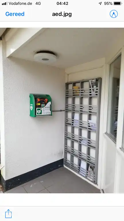 AED neben der Rezeption erhältlich. Es kann mit der Postleitzahl 8072 geöffnet werden. Folgen Sie den Anweisungen 