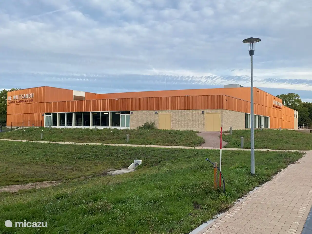 Schönes neues Sporterholungszentrum De Wiltsangh mit verschiedenen Schwimmbädern für Jung und Alt und Sauna, Sportanlagen wie Tennis, Gymnastik, Fußball, Hockey, Fahrradcross. Eröffnet im Mai 2023 mit einzigartigem in den Niederlanden; chlorfreies Wasser. Das Hotel liegt direkt hinter dem DWW-Park, 400 Meter zu Fuß vom Bungalow entfernt. Also TOP.