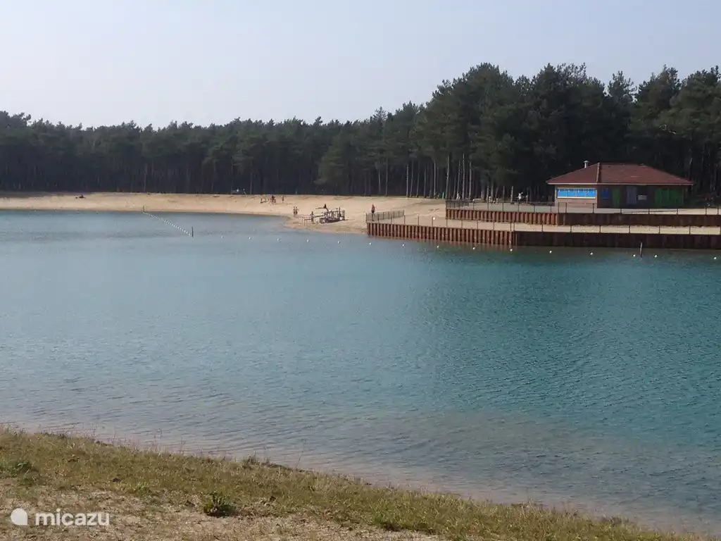 Der natürliche und tolle Erholungssee (De Zandenplas) ist innerhalb von 6 Minuten zu Fuß von unserem Bungalow aus zu erreichen. Es ist sehr kinderfreundlich mit einem Sandstrand und auch mit einem abgegrenzten flachen Bereich für die kleinen Kinder. Darüber hinaus gibt es in der Saison einen Kiosk mit Terrasse und Duschmöglichkeit.
