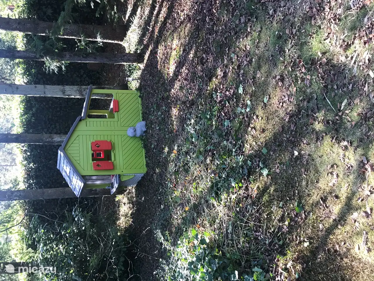 Schönes Kinderspielhaus. Sie können dort sicher spielen, weil Sie von der Terrasse aus beaufsichtigt werden.