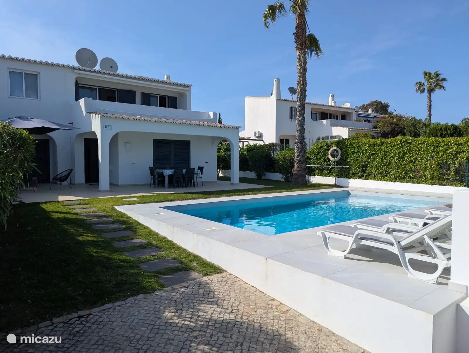casa vacacional en Portugal, Algarve, Carvoeiro – Casa Verazul con piscina en un parque