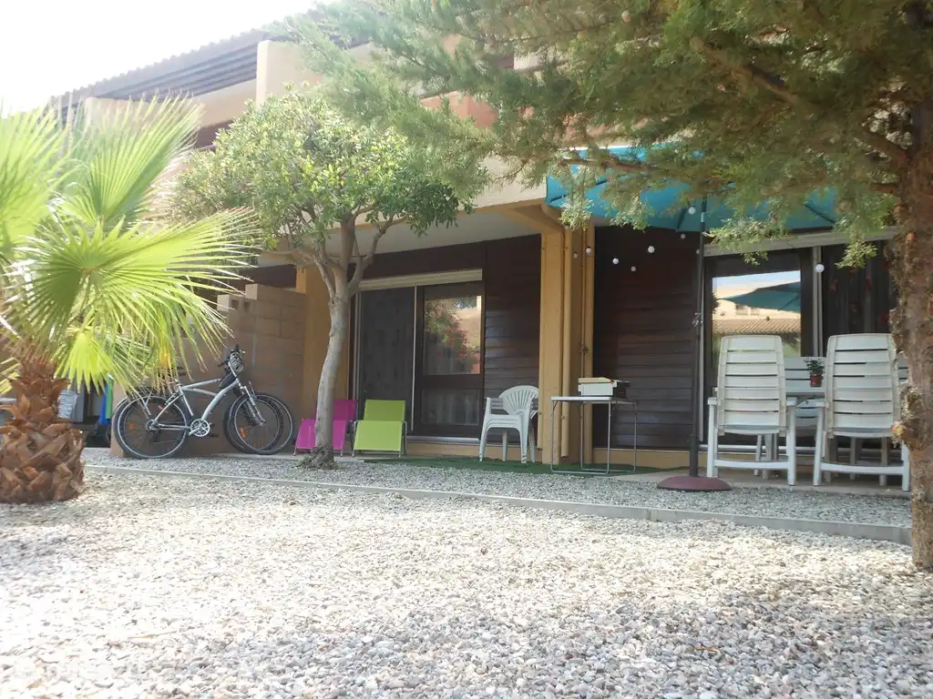 Sowohl das Wohnzimmer als auch das Schlafzimmer öffnen sich zur Terrasse. Gartenset mit 6 Hartman Stühlen, Sonnenschirm, Außenbeleuchtung, Plancha BBQ, zwei Sonnenliegen und komplett eingezäuntem Garten, extra sicher für kleine Kinder