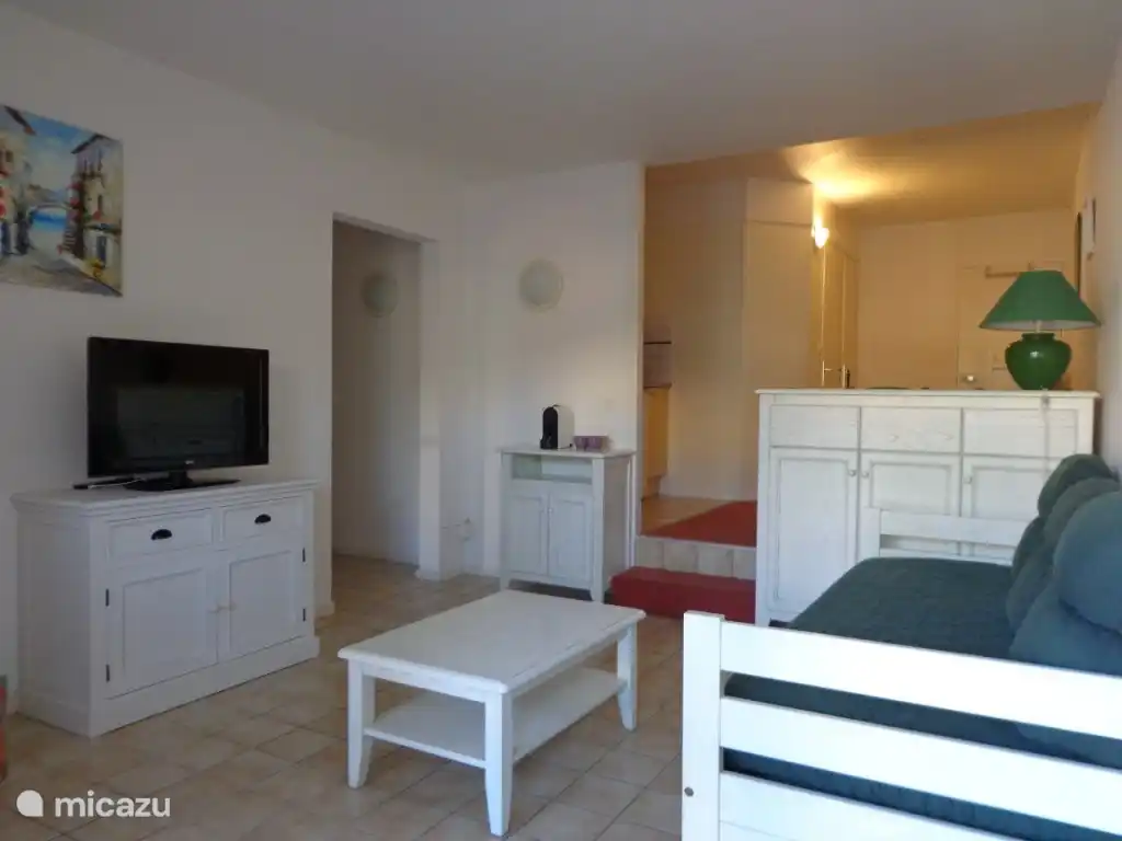 Ein Blick in das geräumige Wohnzimmer mit 3D-TV.