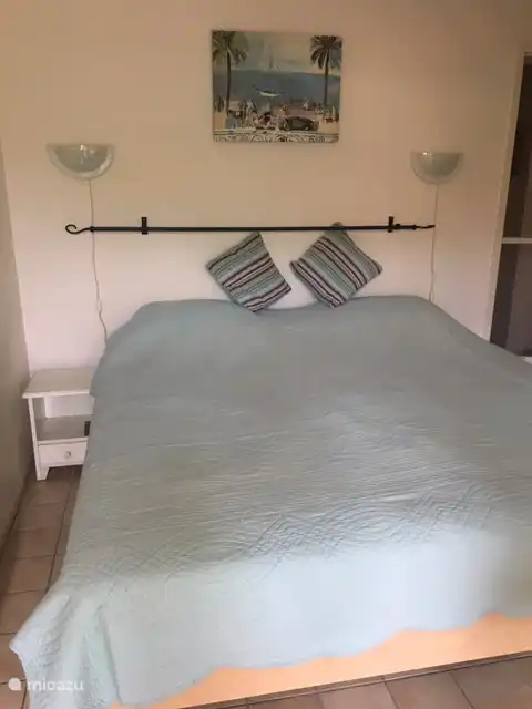 Das Hauptschlafzimmer mit einem Doppelbett von Auping ist in der Atmosphäre Südfrankreichs eingerichtet.