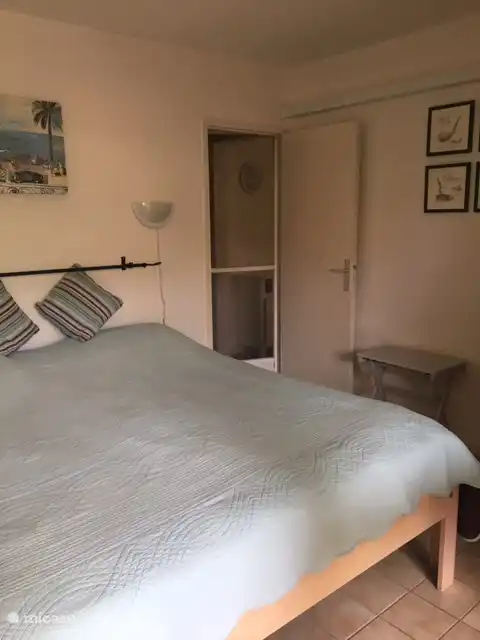 Das Schlafzimmer der Eltern, geräumig und mit viel Stauraum und Blick in den Garten.