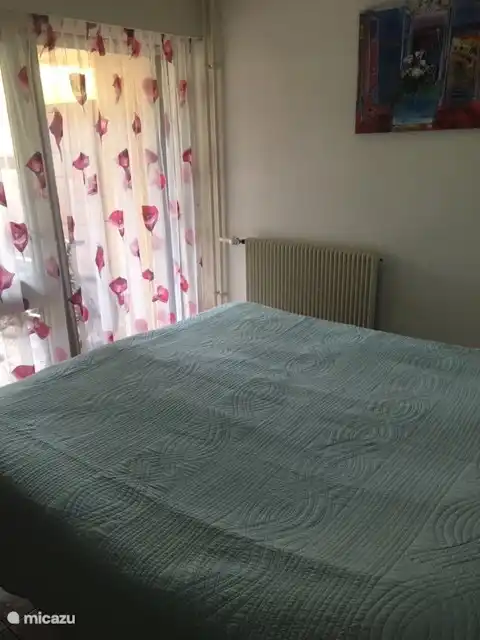 Gleiches Hauptschlafzimmer mit Stauraum. Blick auf die Terrasse mit privatem Garten.