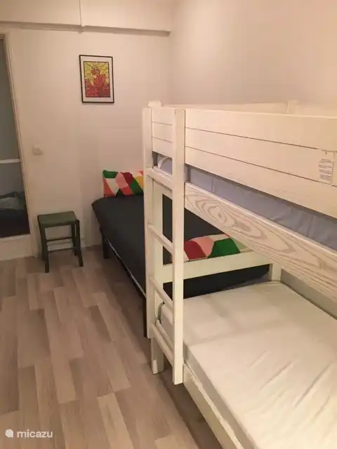 Möblierung Schlafzimmer 2, neuer Laminatboden. staubfrei! Geräumiges Etagenbett für Kinder/Jugendliche. Und ein Einzelbett oder Babybett (kostenlos erhältlich). Geräumiger Einbau-Schiebeschrank vorhanden. Heizung. Zugang zu separatem WC und separatem Badezimmer mit Waschbecken, Badewanne mit Dusche.