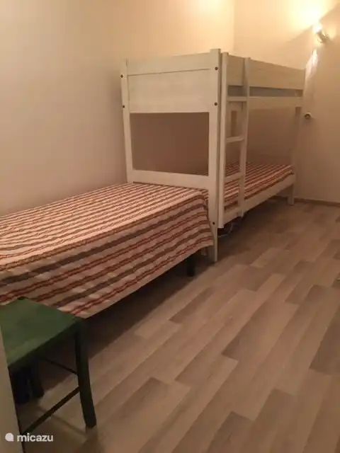 Schlafzimmer 2 auch von der Tür aus gesehen. Mit Etagenbett und freistehendem Bett.