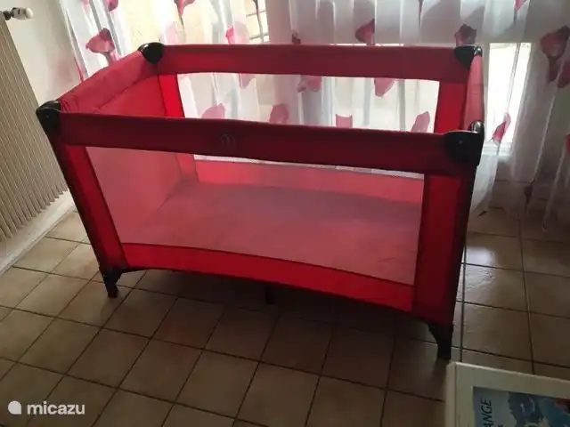 Für die Kleinen steht bereits ein Bambino Campingbett bereit. Die Maße sind Höhe 77, Breite 65 und Länge 125 cm.