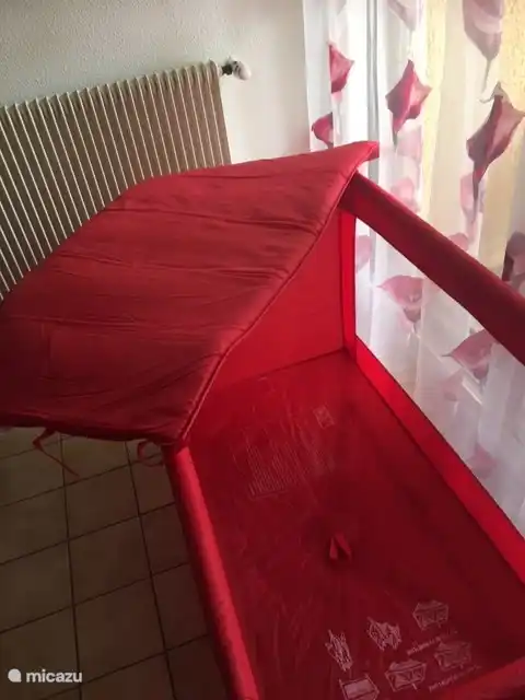 Auf der Unterseite befindet sich eine Schlafmatratze.