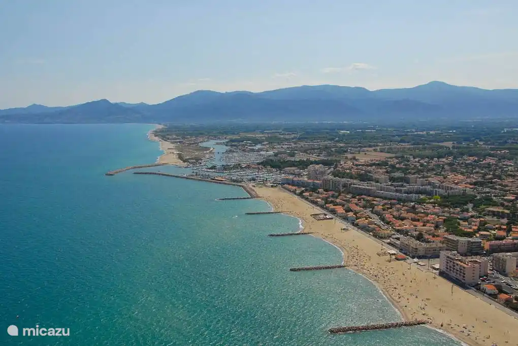 Der schöne Sandstrand vor Saint Cyprien Plage ist kilometerlang und seitlich flach.