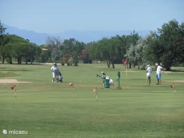 Zwischen Golf durch ebenso die Aussicht zu genießen ... Es ist nur 30 Minuten mit dem Auto zu den Pyrenäen.