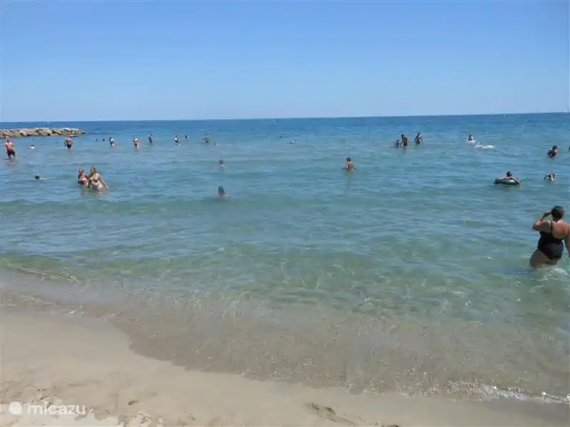 Das Mittelmeer in der Nähe. Die Strände haben die Französisch Prädikat sauber und sicher. Rettungsschwimmer in der Sommersaison und viel Animation.