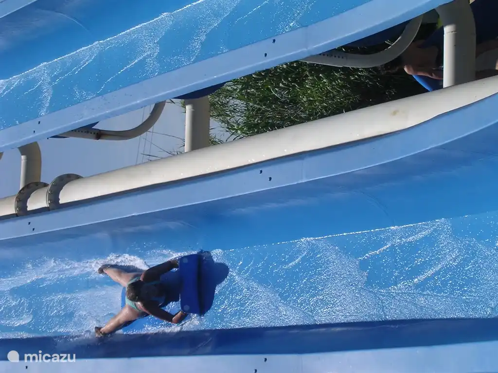 Im Aqualand (Saint Cyprien) sowohl ein kleiner Kinderbereich als auch viele Nervenkitzelsuchende für die ältere Jugend und natürlich Mama und Papa, wenn sie sich trauen.